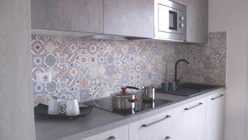 Réfrigérateur, micro-ondes, plaque de cuisson