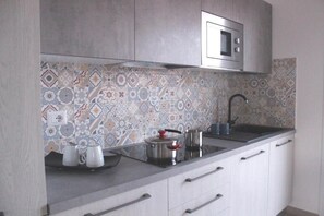 Fridge, microwave, stovetop, cookware/dishes/utensils - Residence 197 Pozzo San Nicola (Stintino)