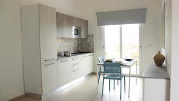 Réfrigérateur, micro-ondes, plaque de cuisson