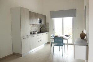 Fridge, microwave, stovetop, cookware/dishes/utensils - Residence 197 Pozzo San Nicola (Stintino)