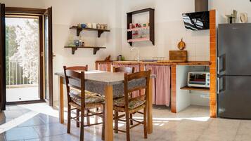 Fridge, oven, stovetop, coffee/tea maker