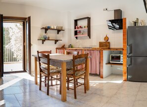 Geladeira, fogão, cooktop, cafeteira/chaleira