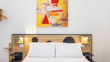 Cofres nos quartos, escrivaninha, ferros/tábuas de passar roupa