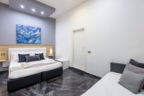 خزنة داخل الغرفة ومكتب ومكواة/لوح كي وواي فاي مجانًا