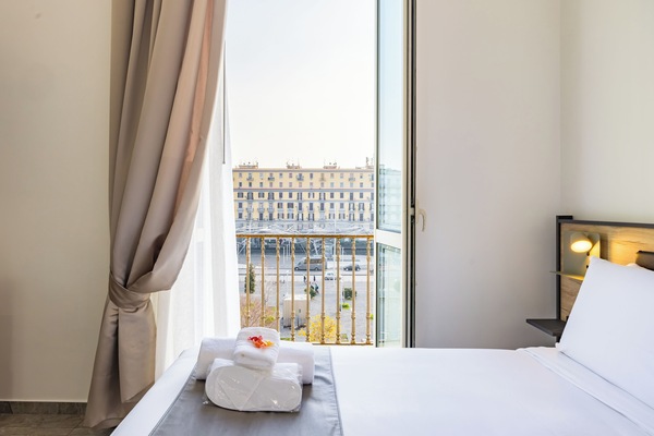 Habitación superior con 1 cama doble o 2 individuales, vistas a la montaña | Caja fuerte, escritorio, tabla de planchar con plancha y wifi gratis