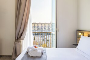 Chambre supérieure double ou avec lits jumeaux, vue sur la montagne | Coffre-fort, bureau, fer et planche à repasser, accès au Wi-Fi (inclus)