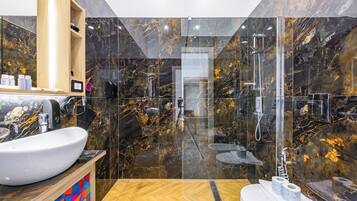 Quarto triplo standard | Cofres nos quartos, escrivaninha, ferros/tábuas de passar roupa