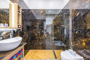 Quarto triplo standard | Cofres nos quartos, escrivaninha, ferros/tábuas de passar roupa