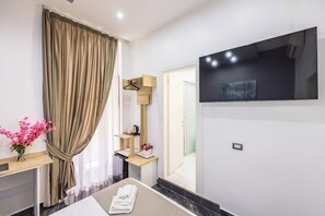 خزنة داخل الغرفة ومكتب ومكواة/لوح كي وواي فاي مجانًا