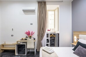 خزنة داخل الغرفة ومكتب ومكواة/لوح كي وواي فاي مجانًا