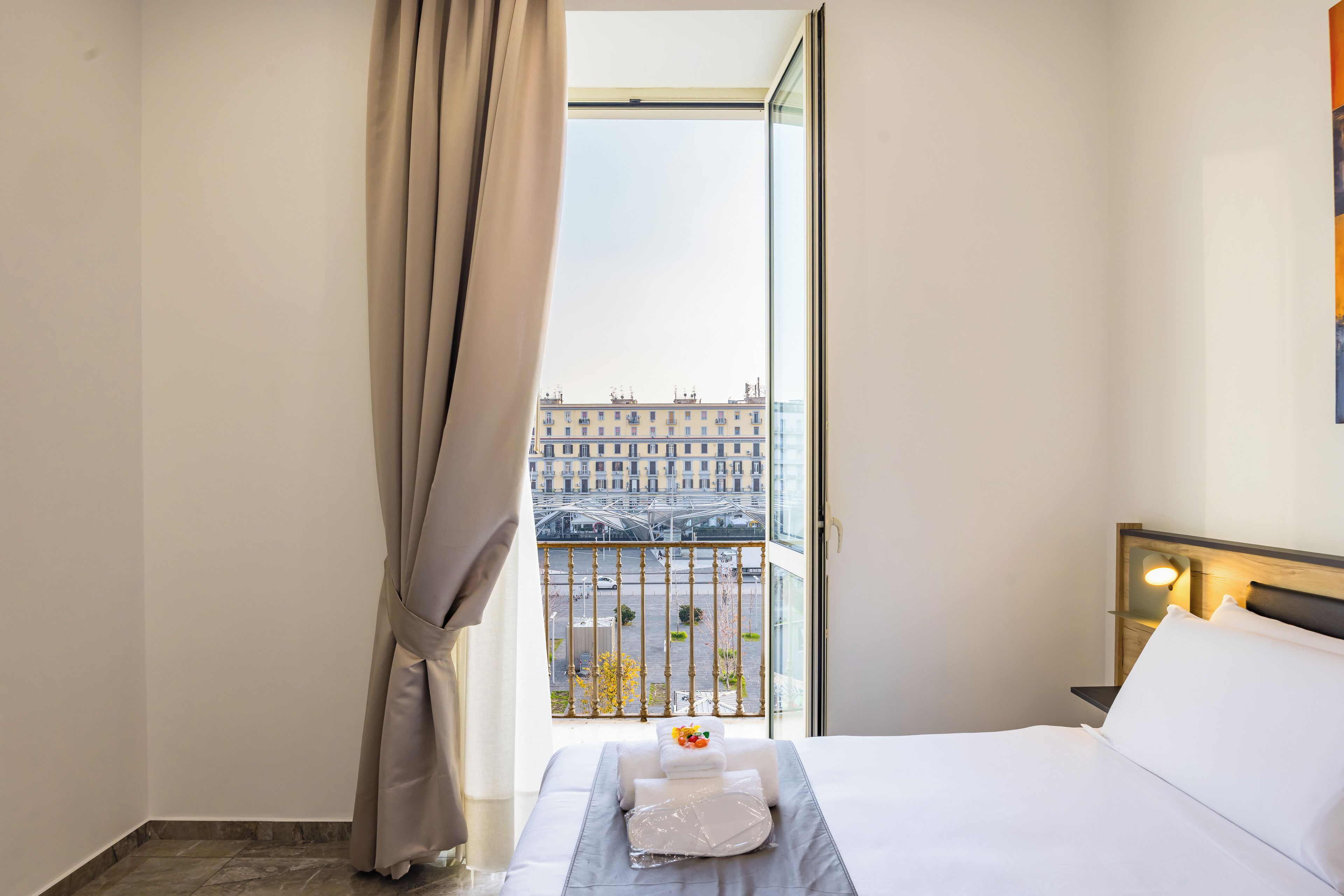 Suite superior | Caja de seguridad en la habitación y escritorio 