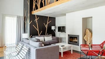 Apartamento, balcón | Zona de estar | Una chimenea