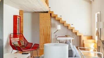 Apartamento, balcón | Zona de estar | Una chimenea