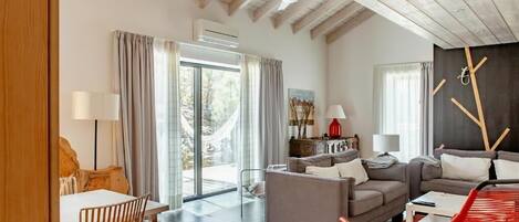 Leilighet, balkong | Oppholdsområde | Peis