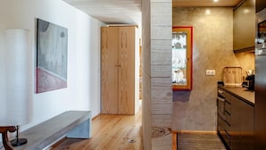 Una cocina moderna con armarios de madera, horno empotrado y encimera con electrodomésticos.