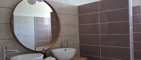 Douche, séchoir à cheveux, serviettes fournies, savon