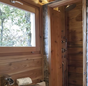 Shower, hair dryer, towels - Treehouse with Private Spa - Bois des Nauzes (Seyches)