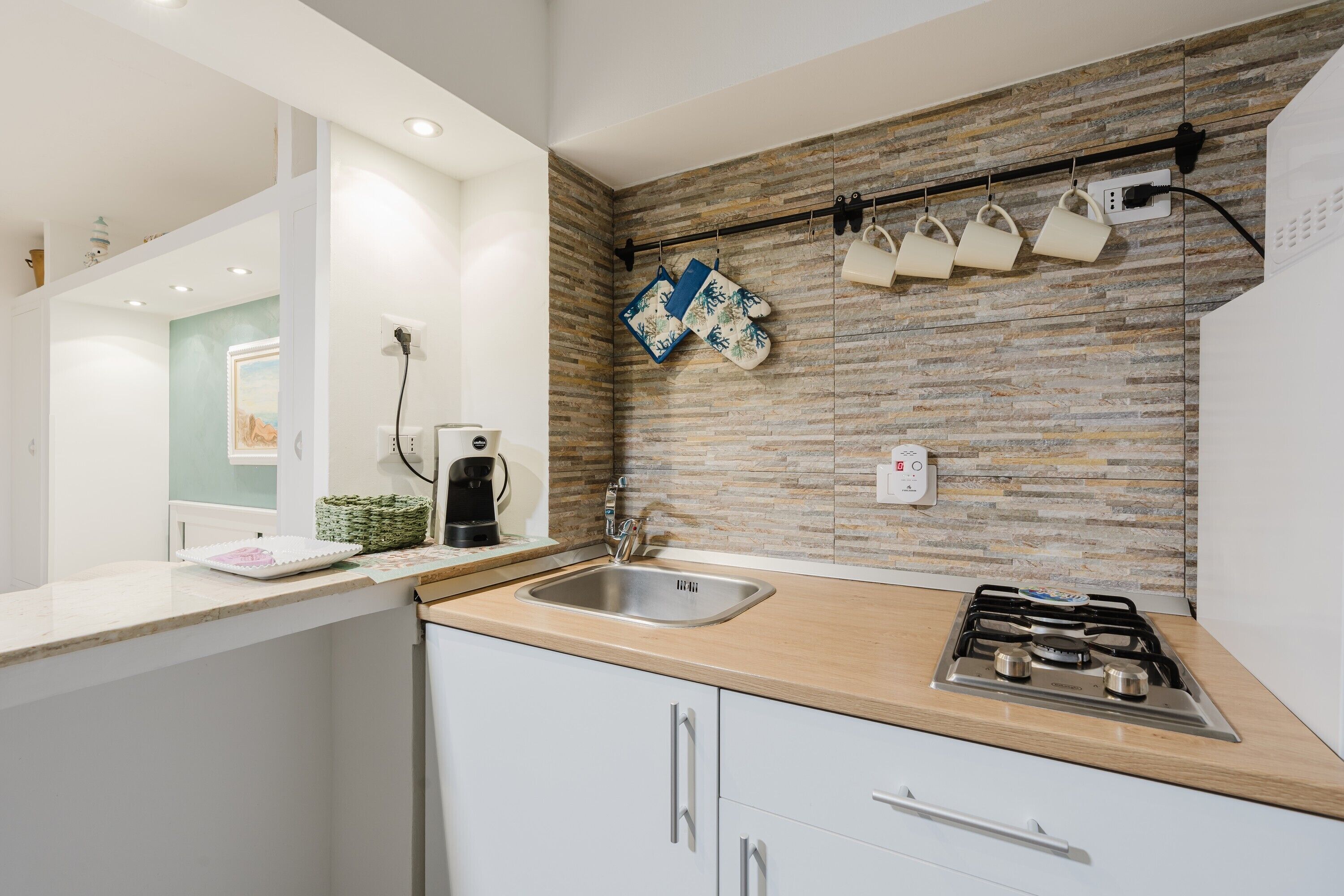 Frigorifero, microonde, forno, piano cottura