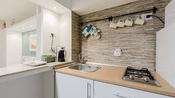 Frigorifero, microonde, forno, piano cottura