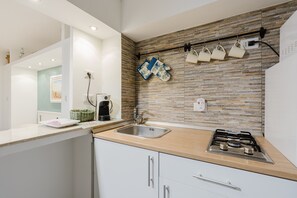 Frigorifero, microonde, forno, piano cottura