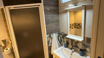 Een douche, een haardroger, handdoeken