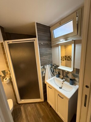 Dusche, Haartrockner, Handtücher