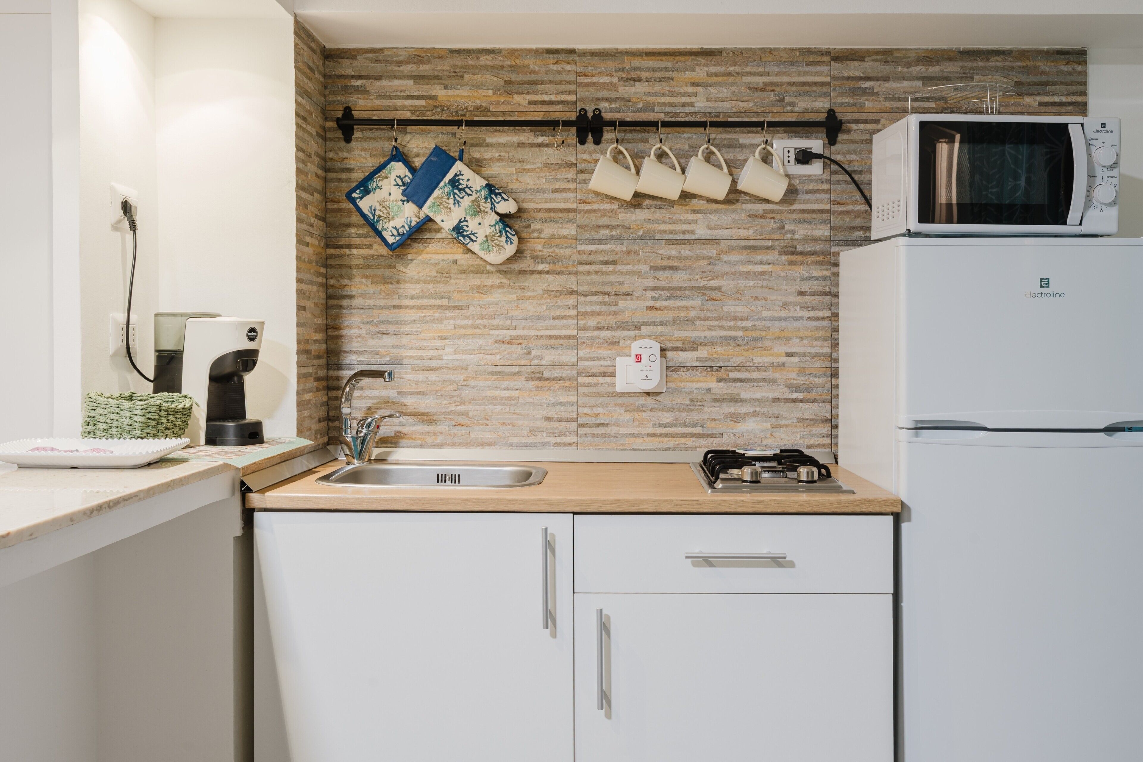 Frigorifero, microonde, forno, piano cottura