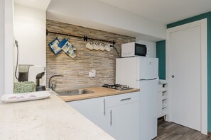 Kühlschrank, Mikrowelle, Ofen, Herdplatte