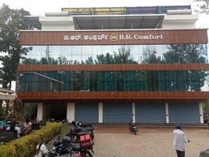 Vista frontal de la propiedad