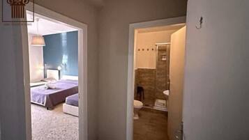 Una scrivania, tende oscuranti, ferro/asse da stiro, Wi-Fi gratuito