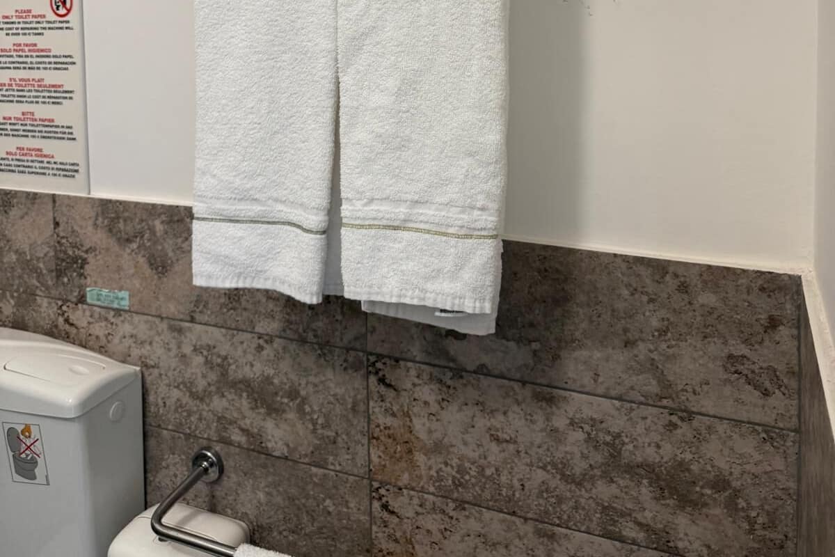 Regadera, amenidades de baño gratuitas, secadora de cabello, pantuflas