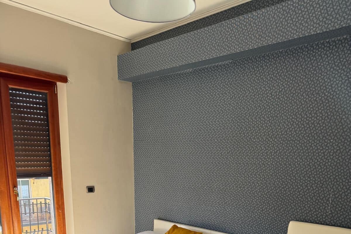 Habitación triple clásica, balcón, vista a la ciudad | Escritorio, cortinas blackout y tabla de planchar con plancha