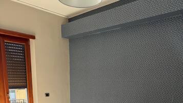 Tripla Classic, balcone, vista città | Una scrivania, tende oscuranti, ferro/asse da stiro, Wi-Fi gratuito