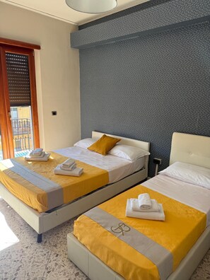 Habitación triple clásica, balcón, vista a la ciudad | Escritorio, cortinas blackout y tabla de planchar con plancha 