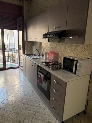 豪華雙人房, 陽台, 城市景觀 | 書桌、遮光布/窗簾、熨斗/熨衣板、免費無線上網