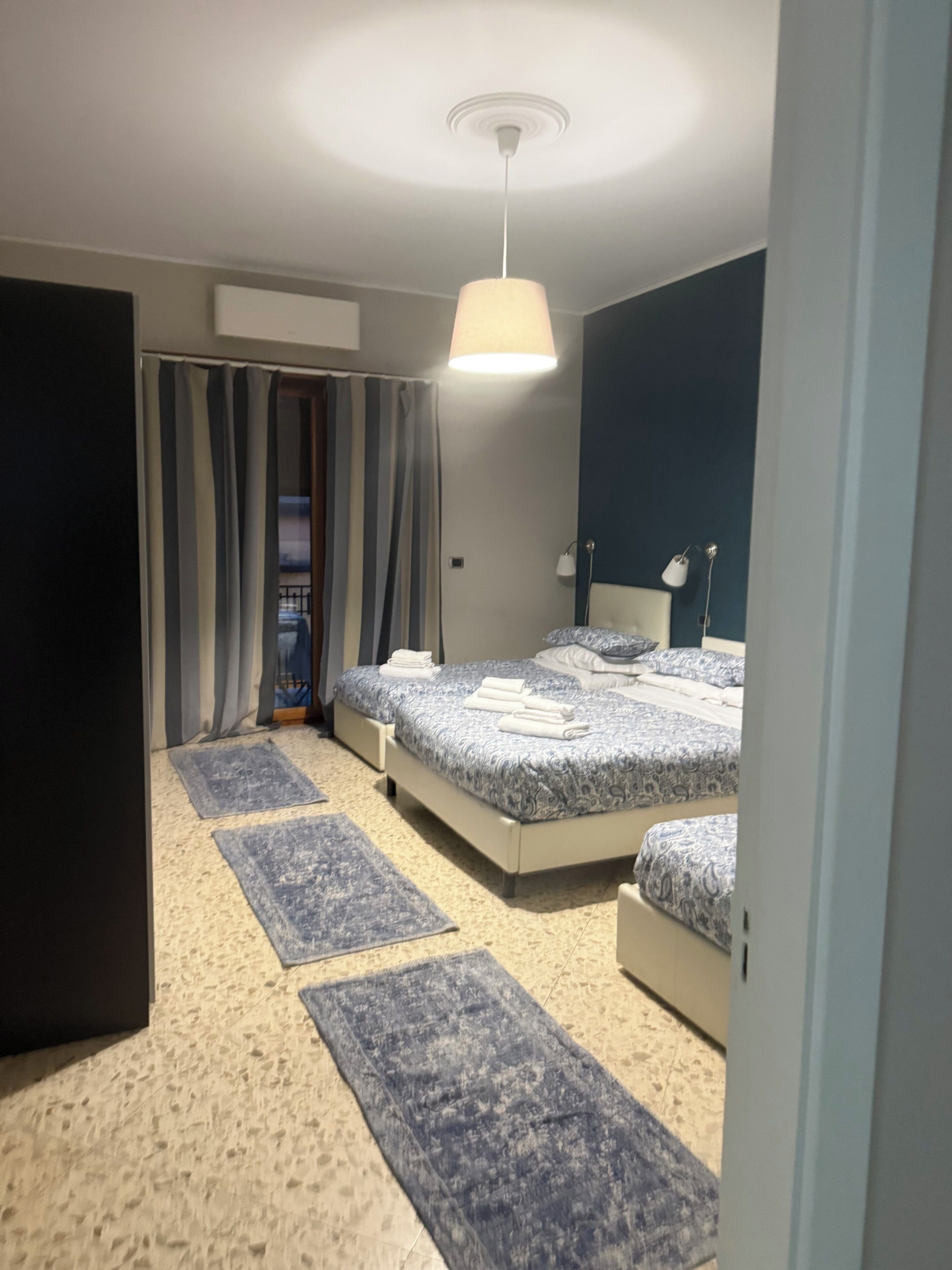 Firemannsrom – familie, balkong, byutsikt | Skrivebord, blendingsgardiner, strykejern/-brett og wi-fi (inkludert)