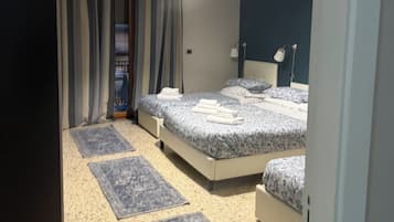 Firemannsrom – familie, balkong, byutsikt | Skrivebord, blendingsgardiner, strykejern/-brett og wi-fi (inkludert)