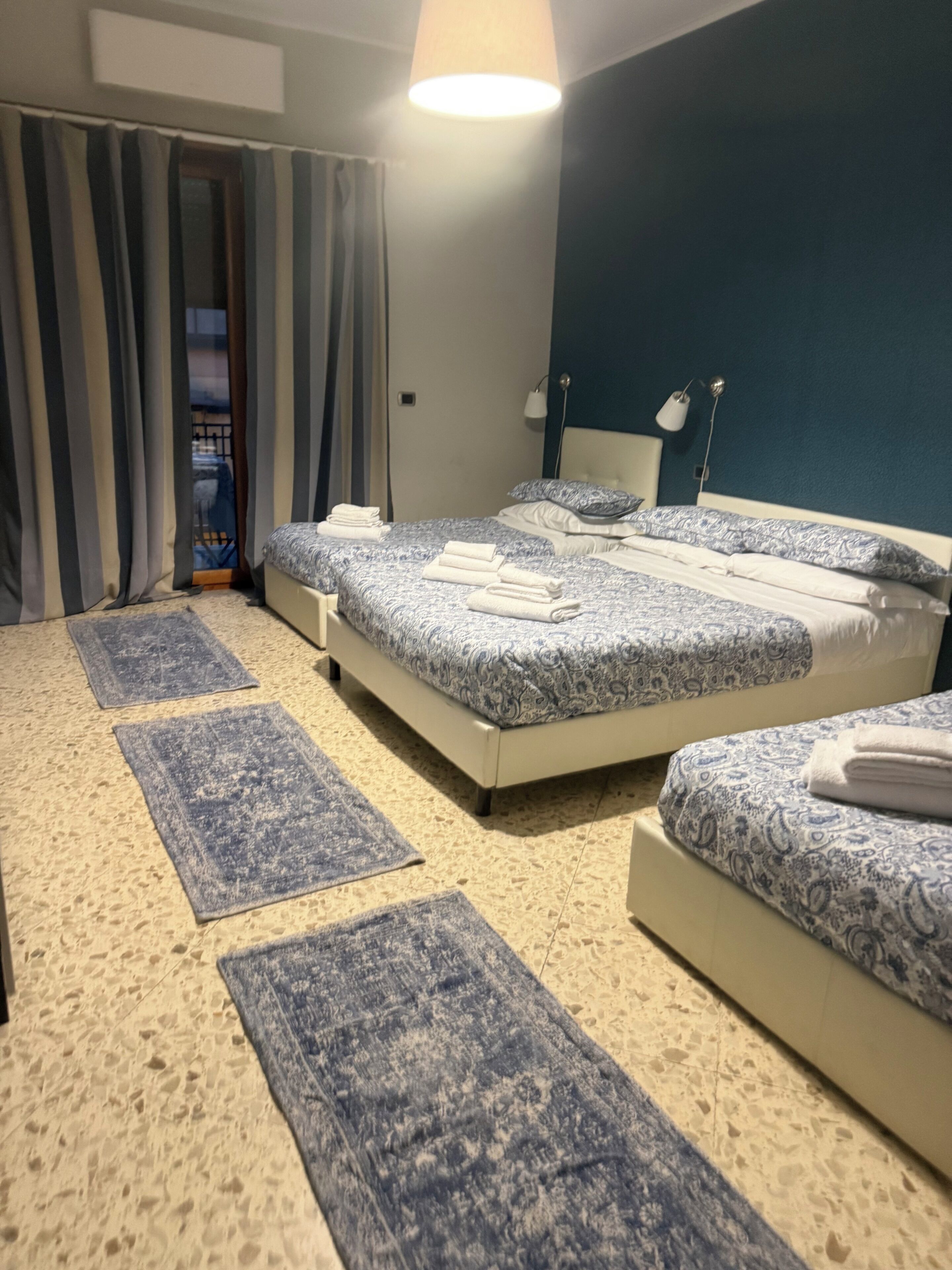 家庭四人房, 陽台, 城市景觀 | 書桌、遮光布/窗簾、熨斗/熨衣板、免費無線上網