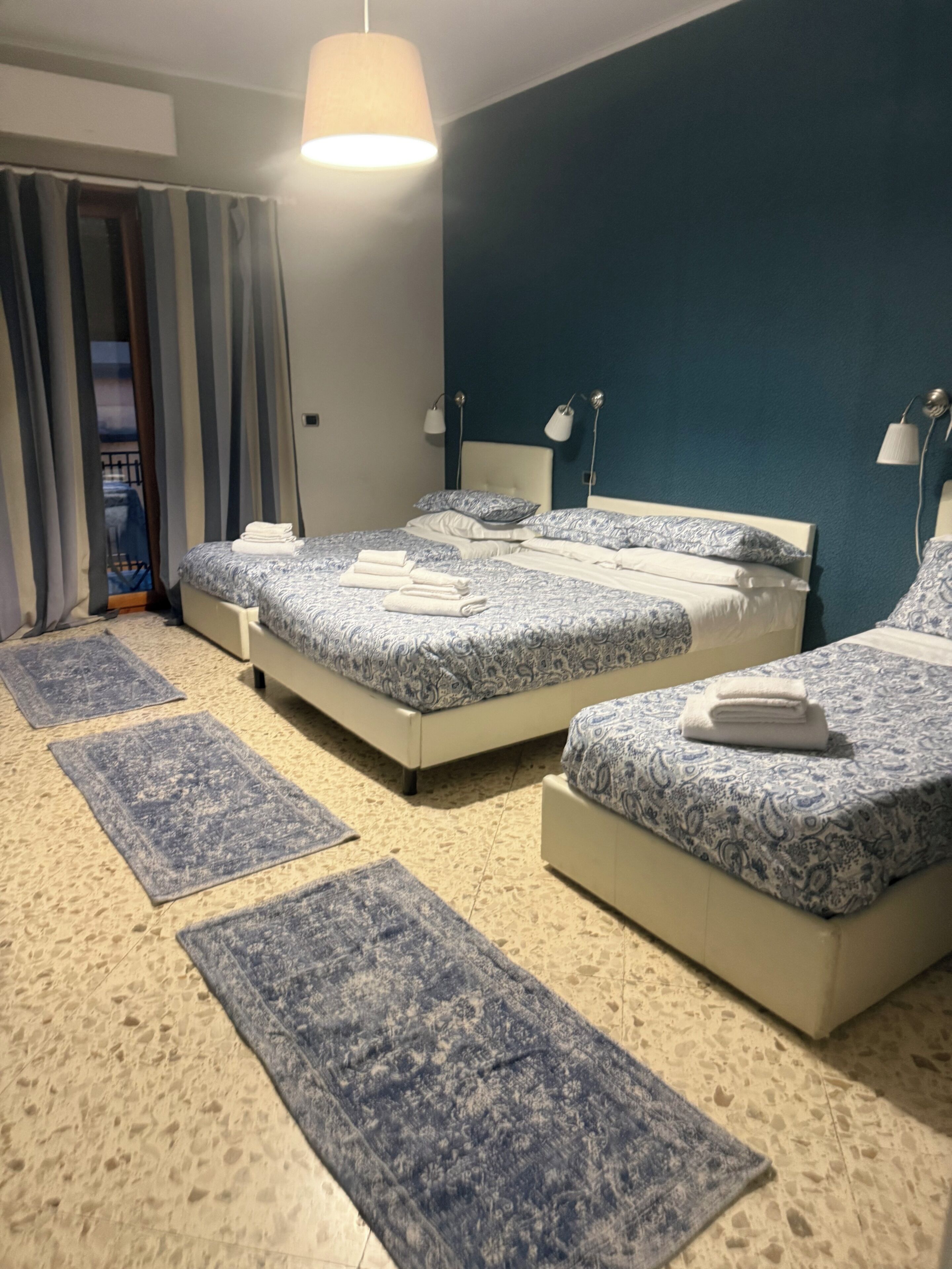 Kamar Quadruple Keluarga, balkon, pemandangan kota | Meja kerja, tirai kedap cahaya, setrika/meja setrika, dan Wi-Fi gratis