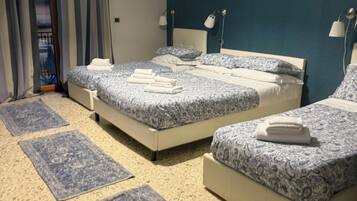 Kamar Quadruple Keluarga, balkon, pemandangan kota | Meja kerja, tirai kedap cahaya, setrika/meja setrika, dan Wi-Fi gratis