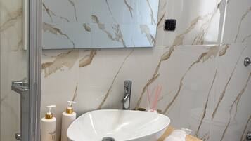 Habitación cuádruple familiar, balcón, vistas a la ciudad | Baño | Ducha, artículos de higiene personal gratuitos y secador de pelo
