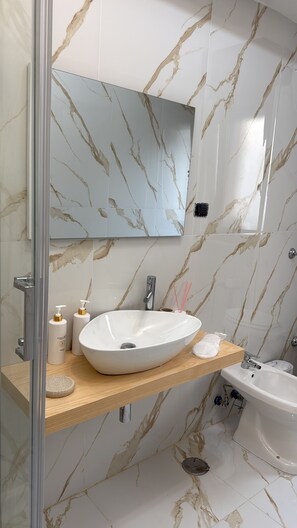 Chambre Quadruple Familiale, balcon, vue ville | Salle de bain | Douche, articles de toilette gratuits, sèche-cheveux, chaussons