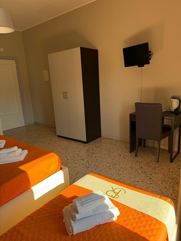 Habitación triple clásica, balcón, vista a la ciudad | Escritorio, cortinas blackout y tabla de planchar con plancha 