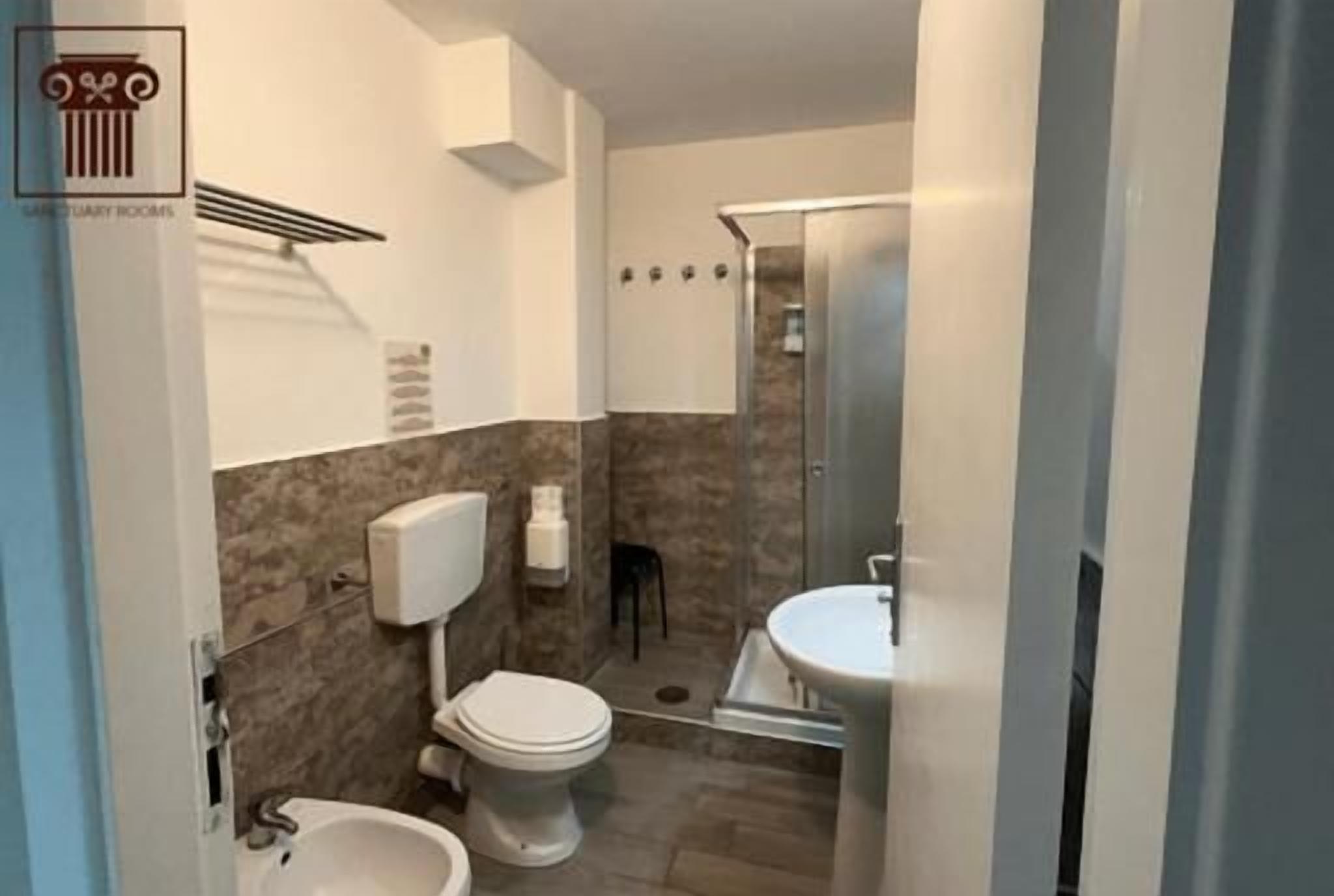 Dusche, kostenlose Toilettenartikel, Haartrockner, Hausschuhe