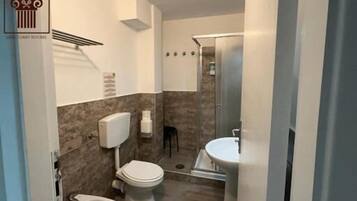 Doccia, set di cortesia gratuito, asciugacapelli, pantofole