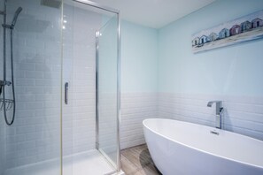 Stuga (1 Bedroom) | Badrum | Dusch och handdukar