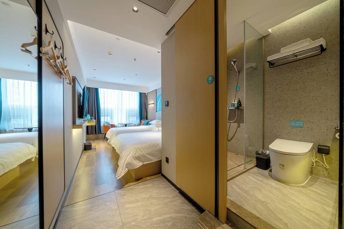 Superior Triple Room, City View | Premium bedding, WiFi (free), bed sheets