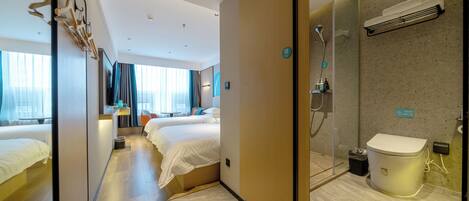 Habitación triple superior, vista a la ciudad | Ropa de cama de alta calidad, wifi gratis y ropa de cama