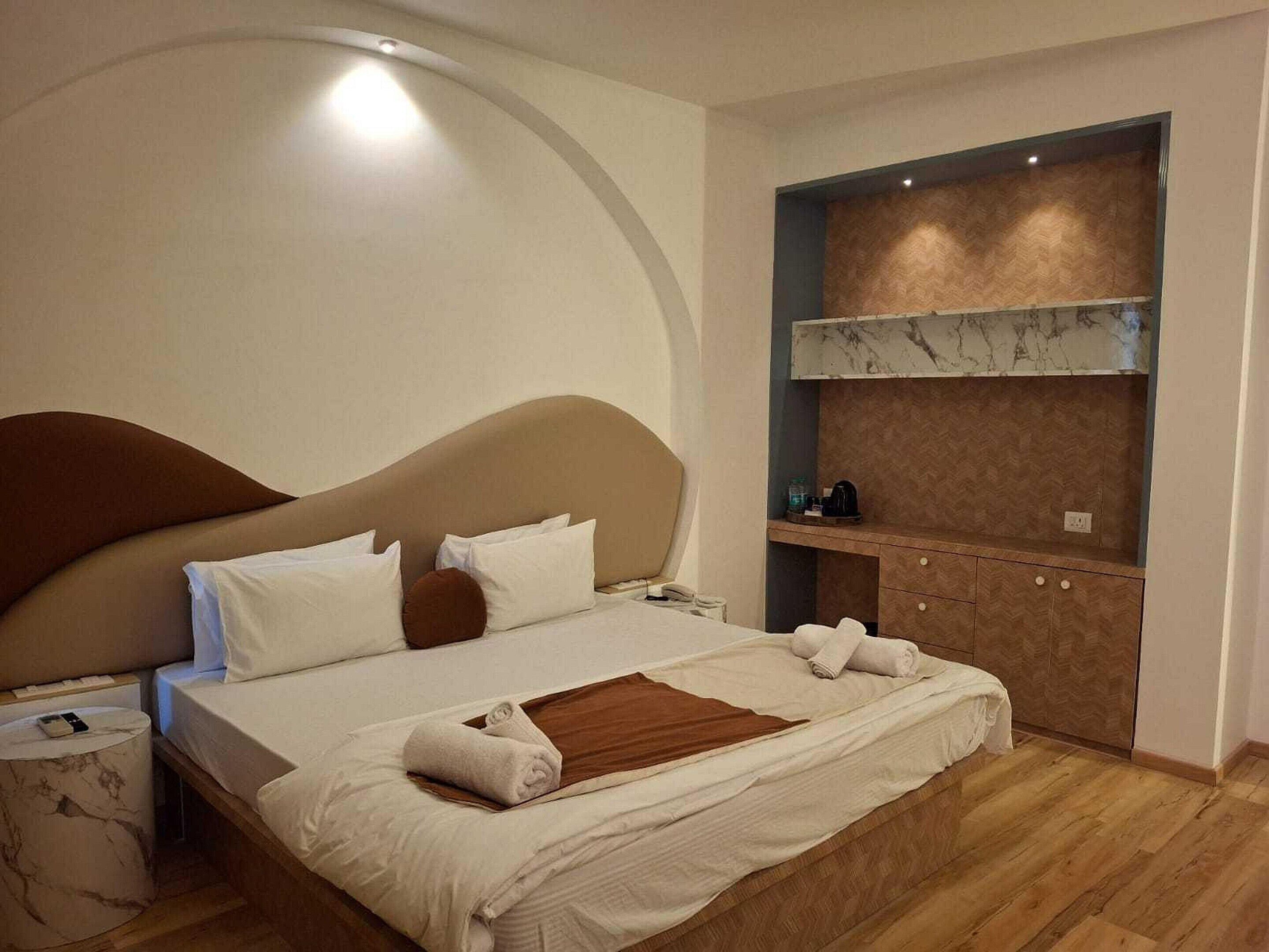 5 bedrooms, iron/ironing board