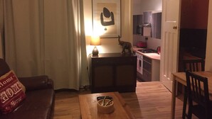 Living room - Charming 2 Bedroom Apartment in Gateshead, Close to Newcastle City Centre (Gateshead)